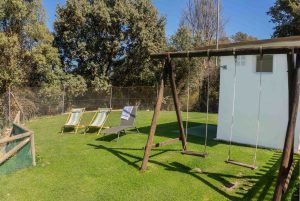 Zona exterior con columpios de Cortijo Las Chorreras