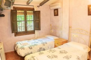 Dormitorio de Cortijo Las Chorreras en Íllora, Granada