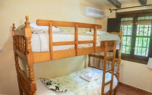 Dormitorio de Cortijo Las Chorreras en Íllora, Granada