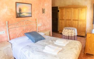 Dormitorio de Cortijo Las Chorreras en Íllora, Granada