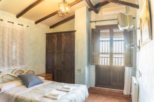 Dormitorio de Cortijo Las Chorreras en Íllora, Granada