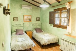 Dormitorio de Cortijo Las Chorreras en Íllora, Granada