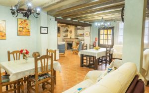 Salón con chimenea de Cortijo Las Chorreras