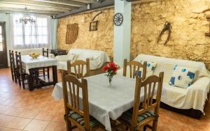 Salón con chimenea de Cortijo Las Chorreras